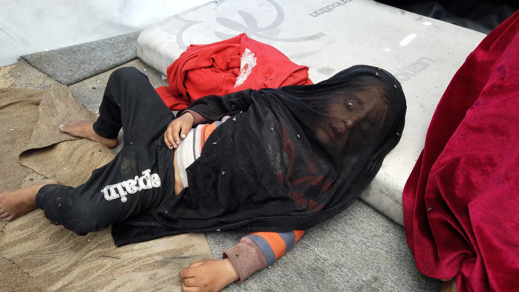 Las moscas vuelan sobre el hijo dormido de Abu Asr en la tienda en la que viven en Gaza.